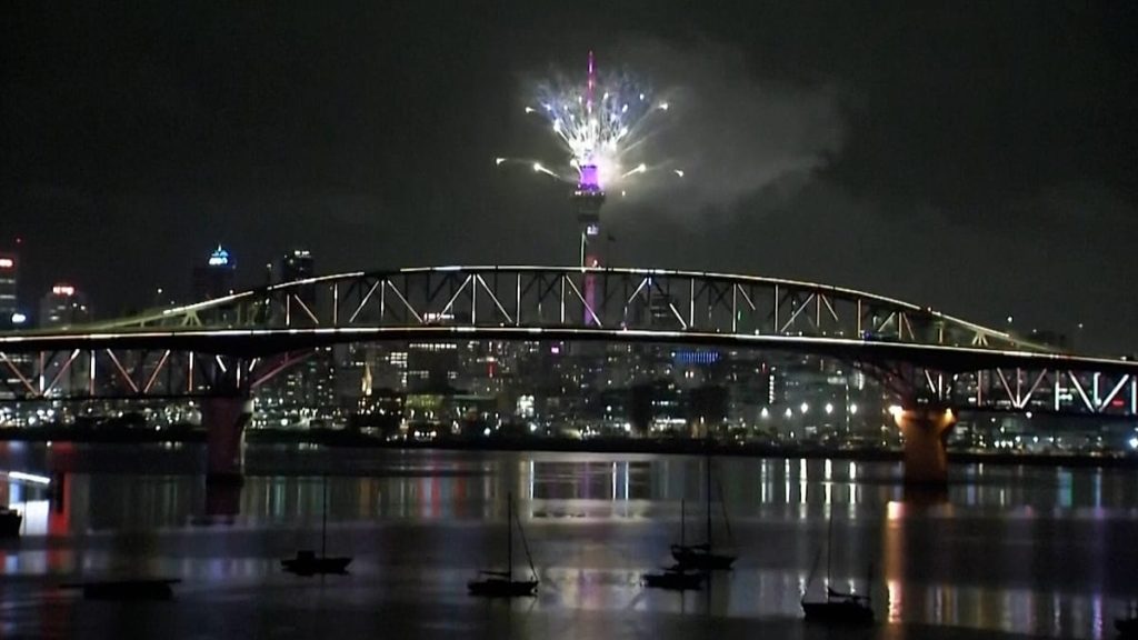 Auckland a fost prima mare metropolă din lume care a sărbătorit sosirea anului 2026, cu un spectaculos show de artificii lansat de la Sky Tower, cea mai înaltă structură din Noua Zeelandă