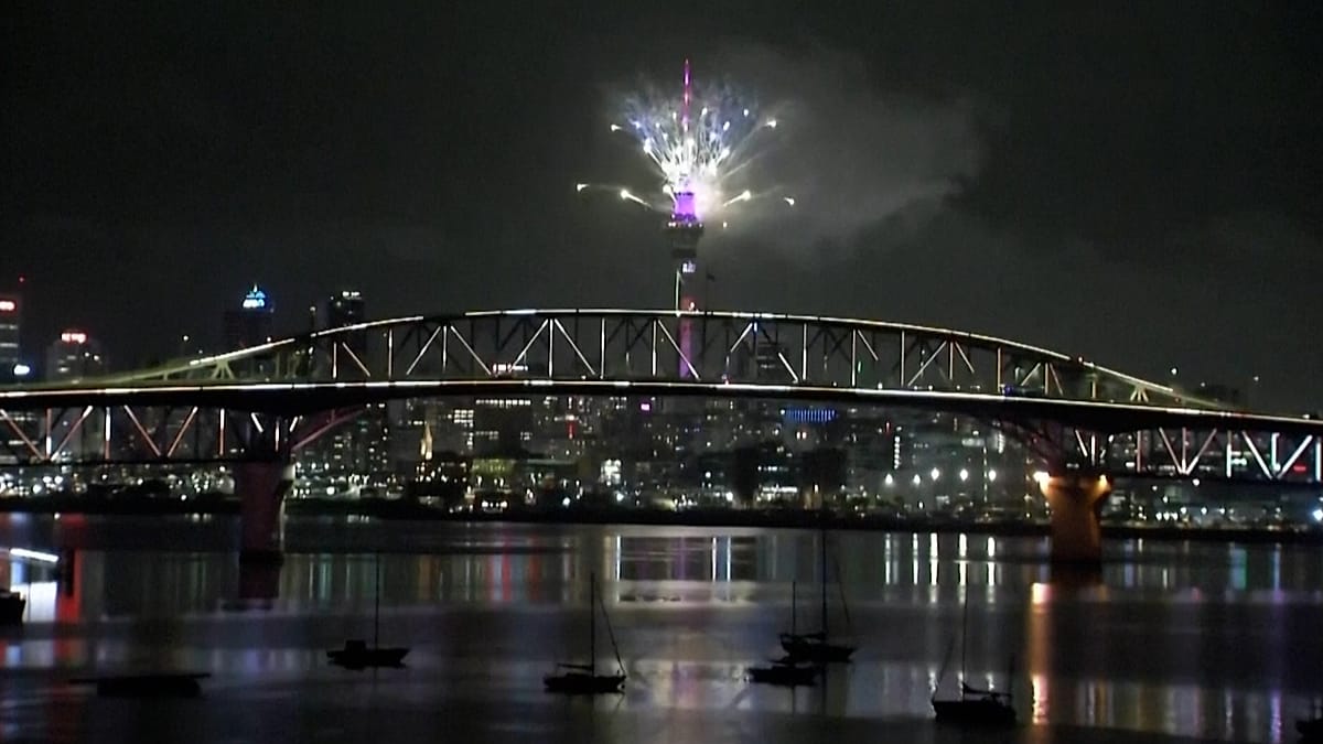 Auckland a fost prima mare metropolă din lume care a sărbătorit sosirea anului 2026, cu un spectaculos show de artificii lansat de la Sky Tower, cea mai înaltă structură din Noua Zeelandă