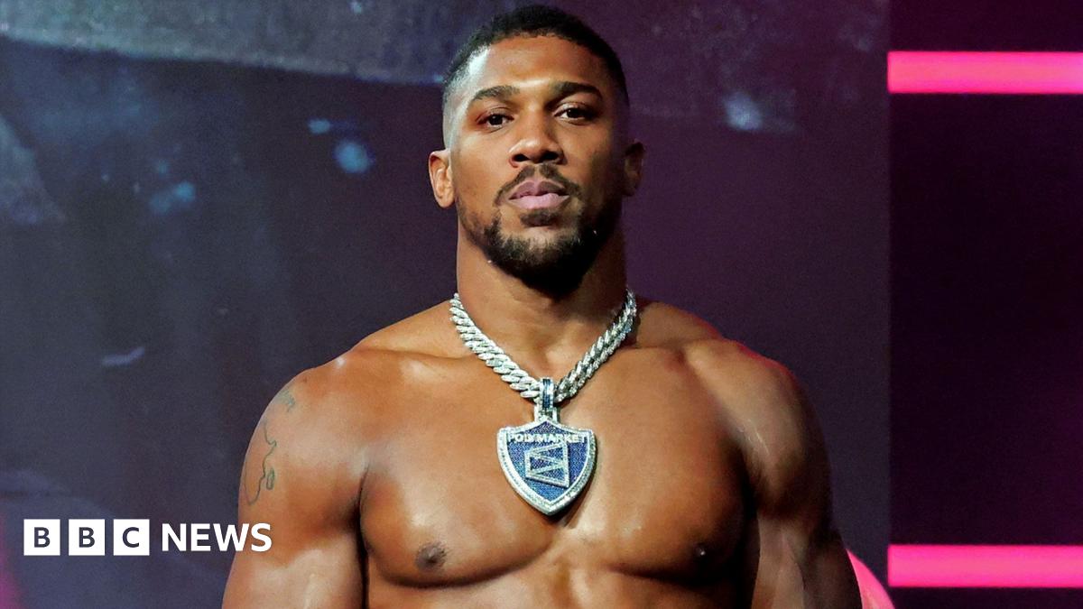 Accident tragic pe autostrada Lagos-Ibadan: Anthony Joshua implicat în coliziune fatală Anthony Joshua, cunoscutul pugilist britanic, a fost implicat luni dimineață într-un accident de mașină pe autostrada aglomerată Lagos-Ibadan, în Nigeria, în urma căruia două persoane au murit