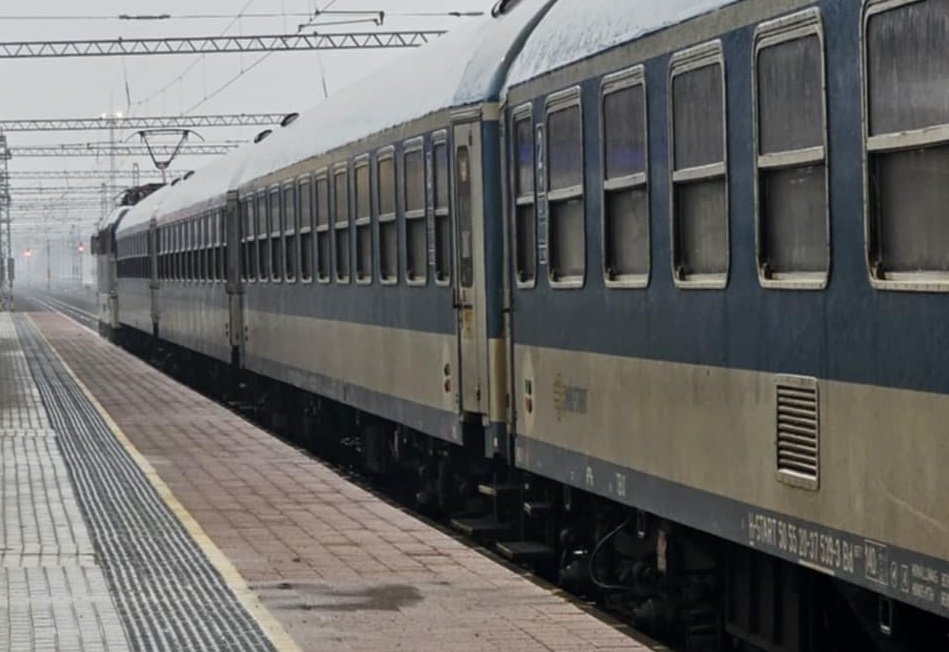 [ad_1] Circulația feroviară a fost blocată duminică seara în regiunea Craiova, după ce un tren de marfă a depășit un semnal de oprire în Halta de Mișcare Romula