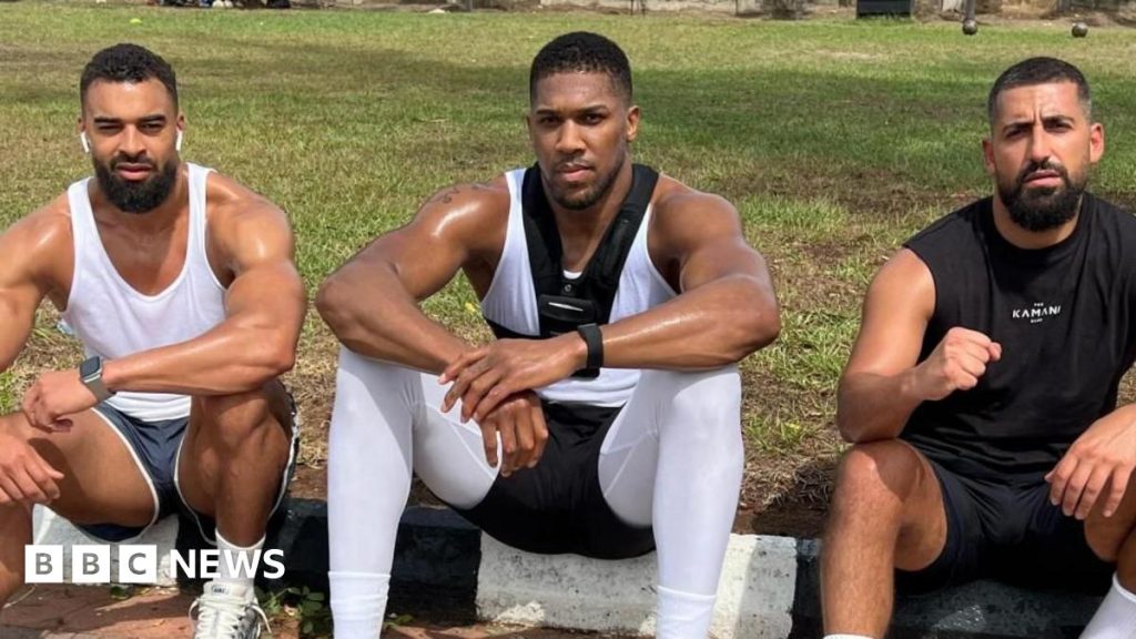 Tragedia din viața lui Anthony Joshua: Impact emoțional devastator după o pierdere personală Anthony Joshua, unul dintre cei mai renumiți boxeri britanici, se confruntă cu o durere profundă după ce a pierdut, recent, doi prieteni apropiați, printre care și pe Ghami, antrenorul său de forță și condiționare