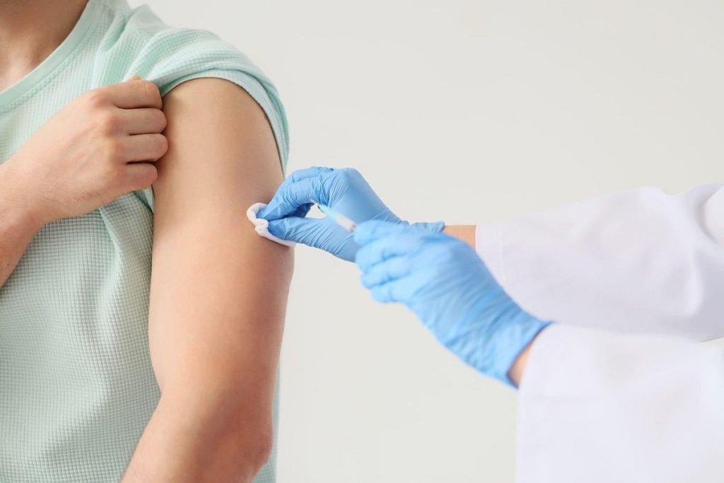 Dezvoltarea vaccinurilor a trecut în ultimii ani printr-o revoluție tehnologică fără precedent, iar anul 2025 marchează un punct de cotitură în modul în care medicina abordează prevenția bolilor