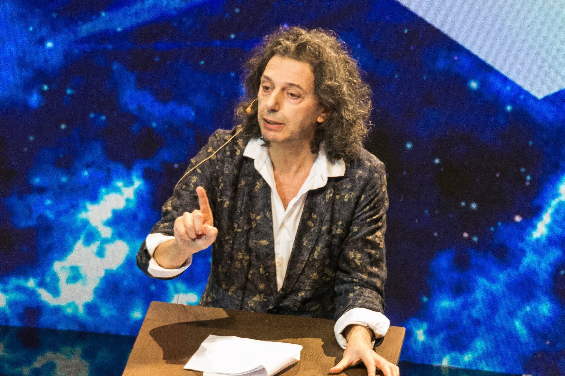 Filosoful francez Eric Sadin: “Inteligența artificială amenință însăși nucleul civilizației noastre” Un avertisment dur a fost lansat recent de către filosoful francez Eric Sadin, specialist în tehnologie și etica digitală, care a solicitat Organizației Națiunilor Unite o intervenție urgentă în fața proliferării sistemelor de inteligență artificială (AI) generativă