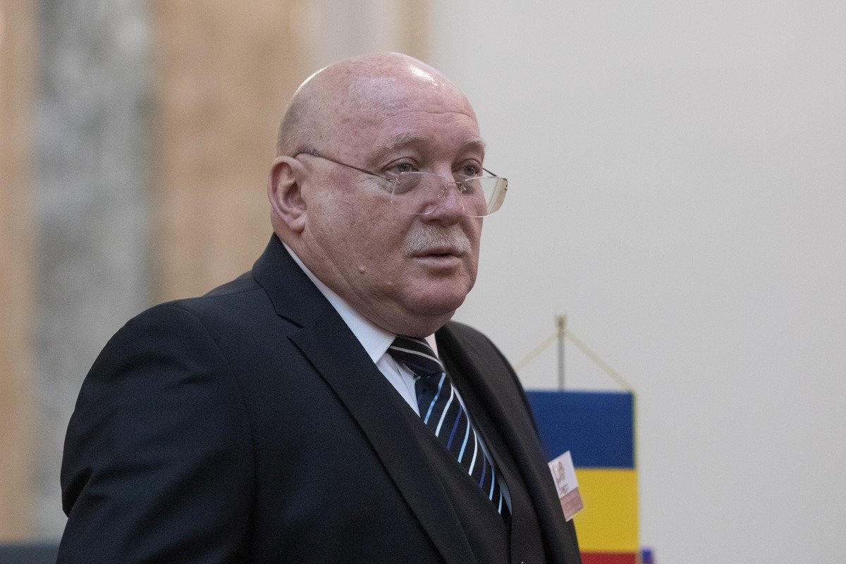 Tensiuni interne la Curtea Constituțională: boicotul de luni și planurile de concediu ale judecătorilor stârnesc controverse Conflictele interne și neînțelegerile în rândul judecătorilor Curții Constituționale a României devin din ce în ce mai acutizate, intensificând tensiunile într-un moment delicat pentru instituția care ar trebui să garanteze respectarea legii și a Constituției