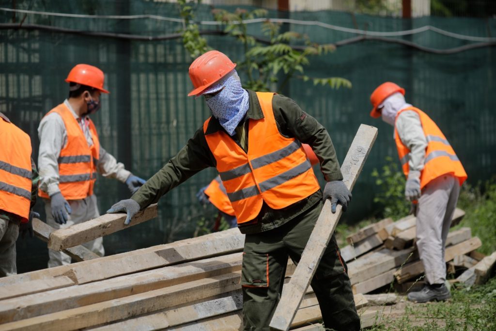 Guvernul aprobă un contingent de 90.000 de lucrători străini pentru 2026