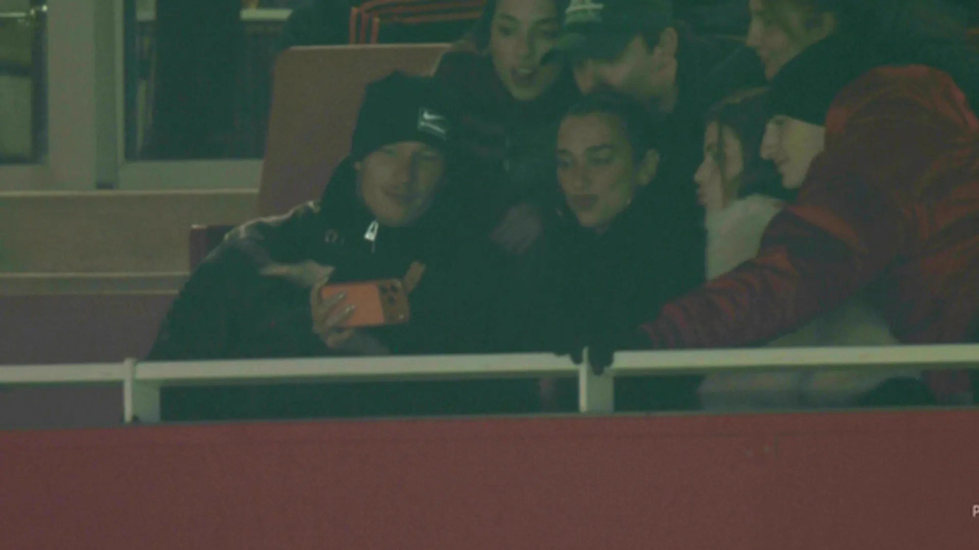 Dua Lipa și Callum Turner, surprinși la meciul Arsenal – Aston Villa!