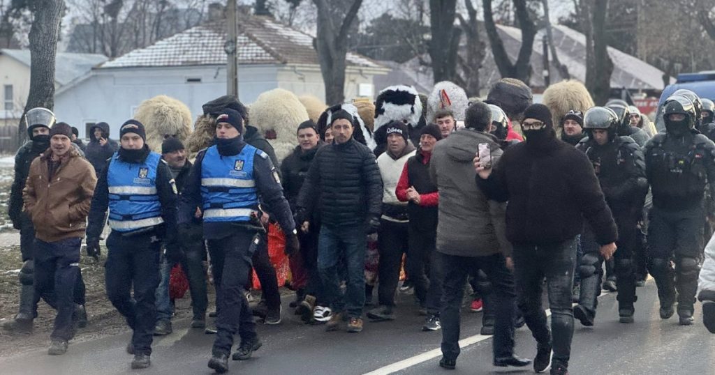 Jandarmii intervin cu gaze lacrimogene la bătaia cu ciomege din Ruginoasa Miercuri dimineață, în comuna ieșeană Ruginoasa, jandarmii au fost nevoiți să intervină cu gaze lacrimogene pentru a opri o bătaie cu ciomege tradițională, ce are loc în ultima zi a anului