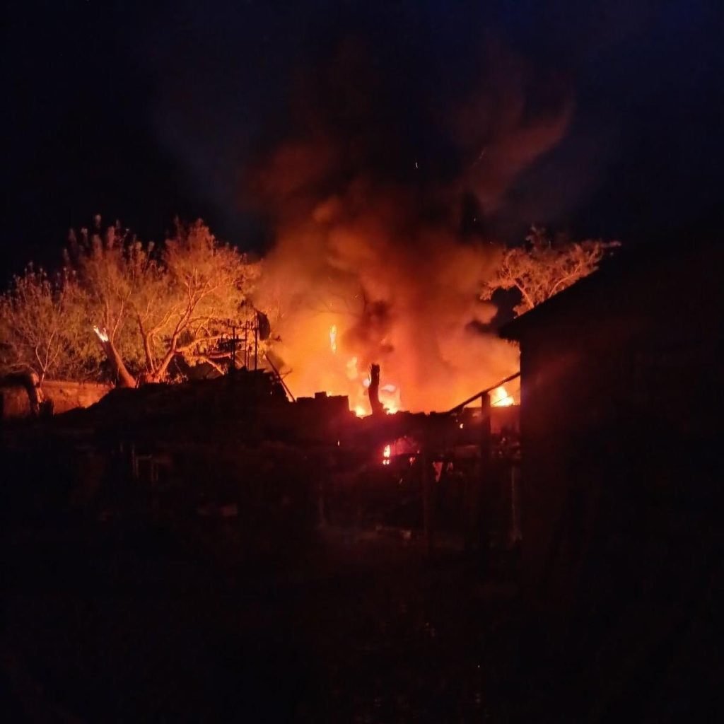 Armata ucraineană a lansat un atac asupra unui depozit de petrol situat în localitatea Rovenky, în regiunea Luhansk ocupată de forțele rusești, informează surse neoficiale din canalele de Telegram rusești