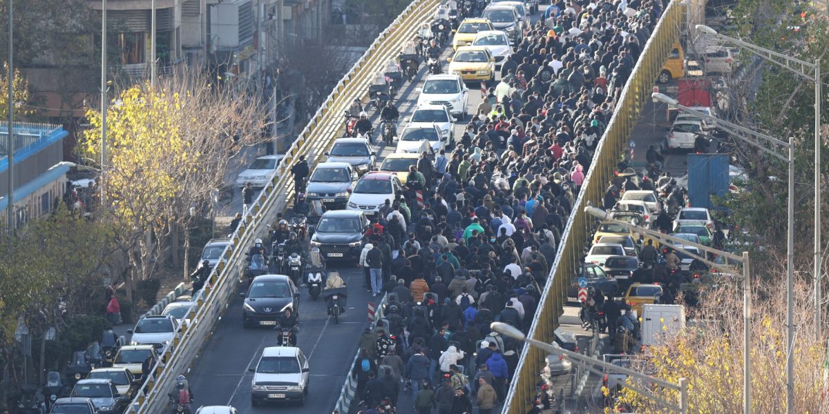 Iran protesters try to break into gov’t building as demonstrations continue | Protests News