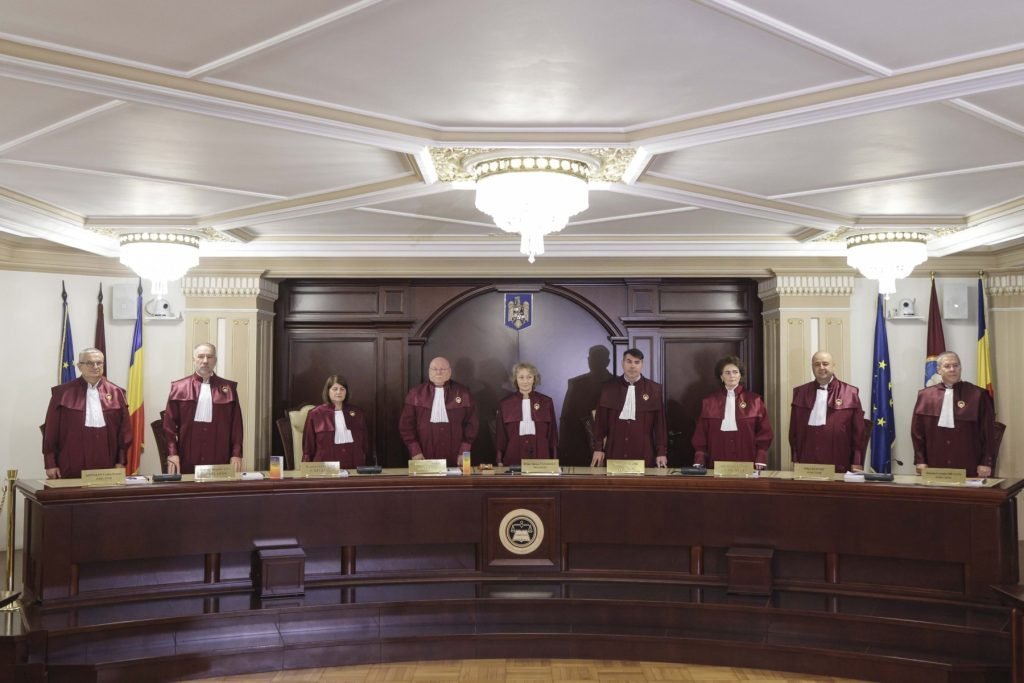 CCR va relua luni, la ora 10:00, discuțiile privind modificarea pensiilor magistraților, după două amânări, inclusiv o ultima duminică când patru judecători au ieșit din ședință. Curtea Supremă apreciază proiectul Guvernului Bolojan.