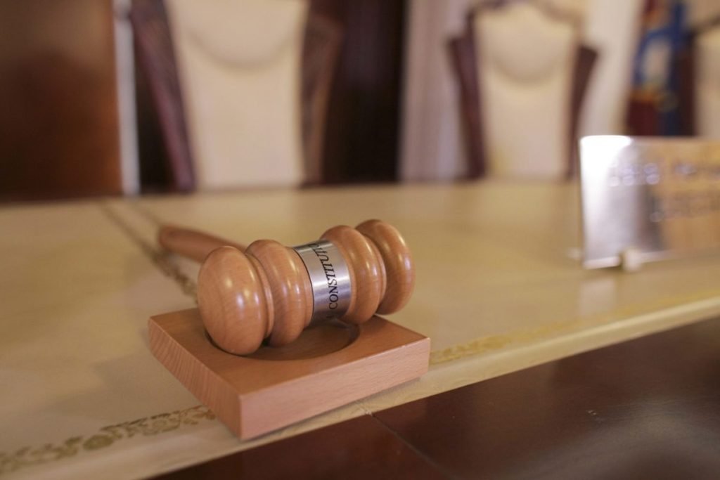 Liberalilor Raluca Turcan și Alexandru Muraru le critică CCR, după ce ședința despre pensiile magistraților a fost amânată din lipsă de cvorum, sugerând posibilitatea unei strategii de amânare perpetuă prin blocaj instituțional