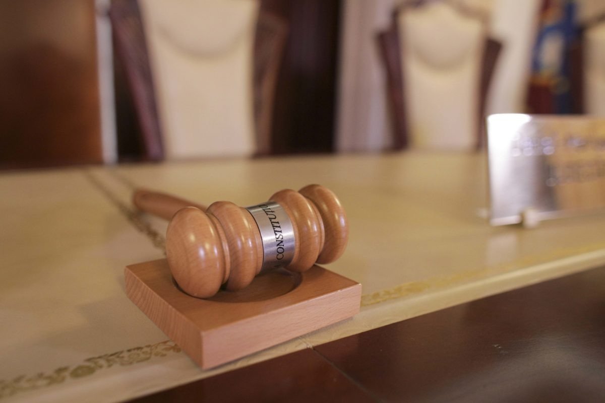 Liberalilor Raluca Turcan și Alexandru Muraru le critică CCR, după ce ședința despre pensiile magistraților a fost amânată din lipsă de cvorum, sugerând posibilitatea unei strategii de amânare perpetuă prin blocaj instituțional