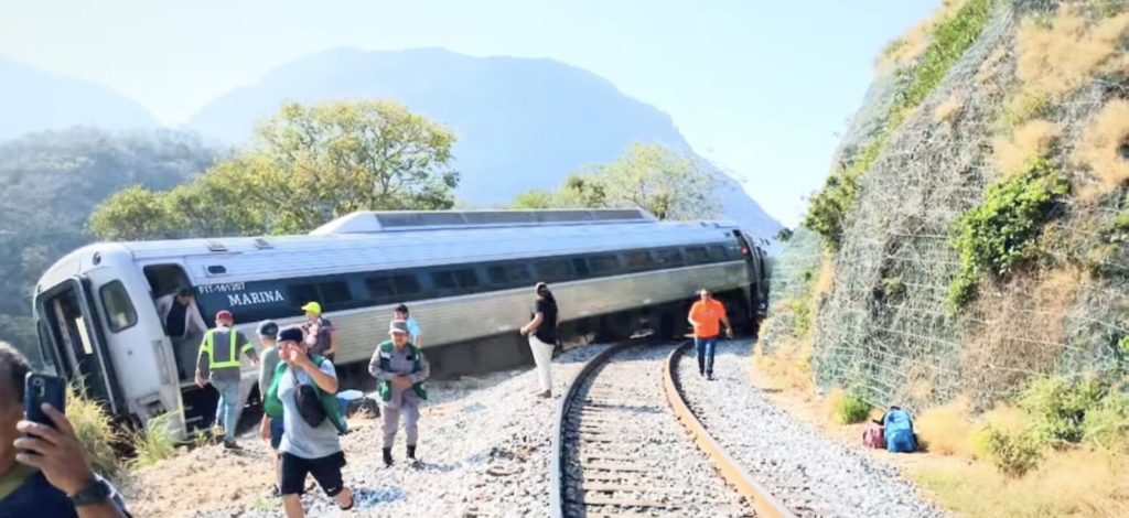 [ad_1] Un tren cu peste 240 de pasageri și nouă angajați ai companiei feroviare a deraiat duminică în statul Oaxaca, situat în sudul Mexicului, conform informațiilor de la marină, autoritatea care administrează această rută