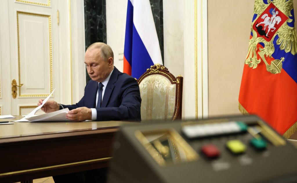 Președintele rus, Vladimir Putin, a informat luni pe omologul său american, Donald Trump, că își va revizui angajamentul față de înțelegerile anterioare încercuite în negocierile privind conflictul din Ucraina