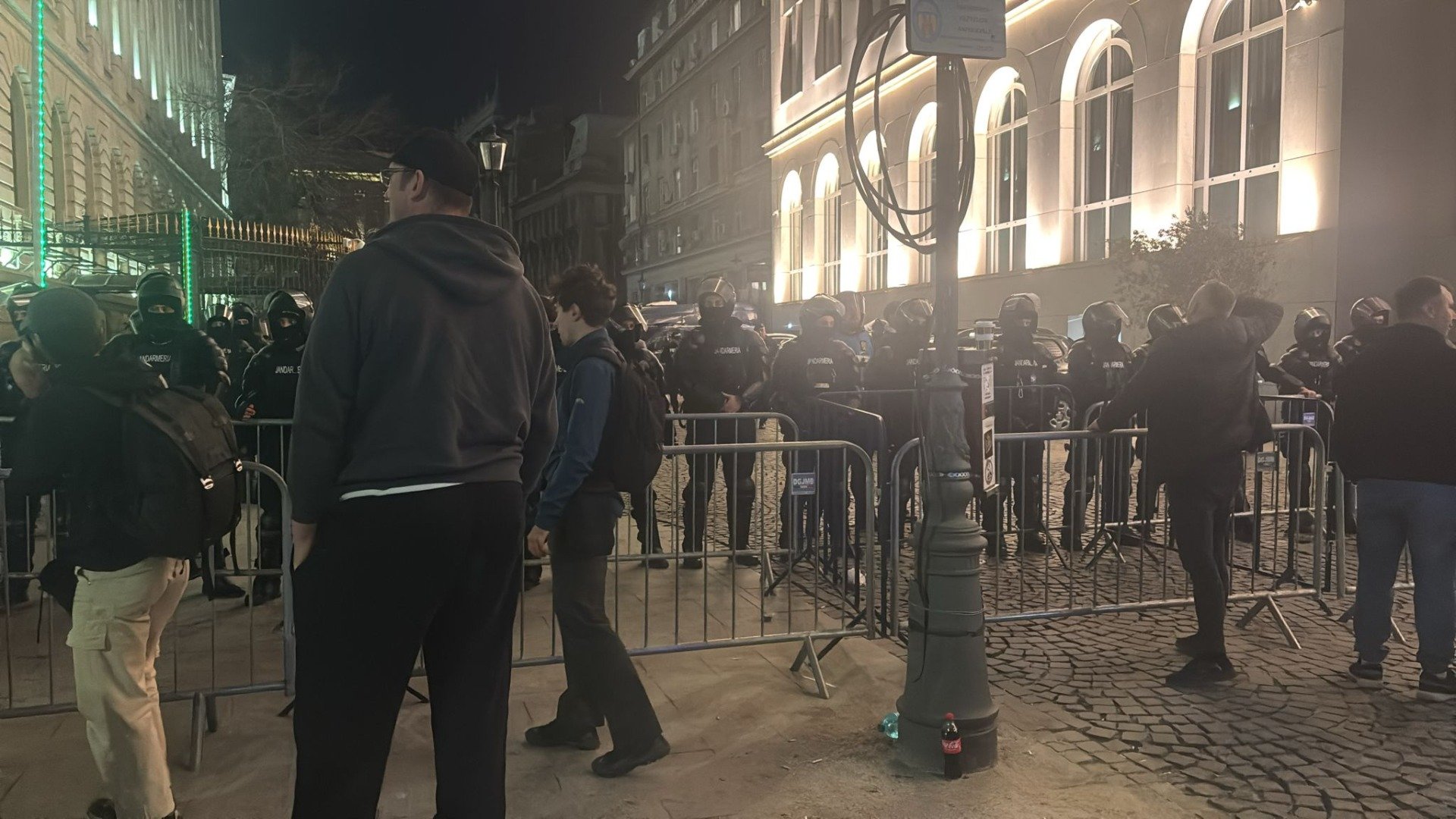 Un bărbat din București, cunoscut pentru susținerea outspoken a doi politicieni controverși, a fost condamnat recent de Judecătoria Sectorului 6 pentru instigare publică, după o afirmație provocativeă adresată în mai