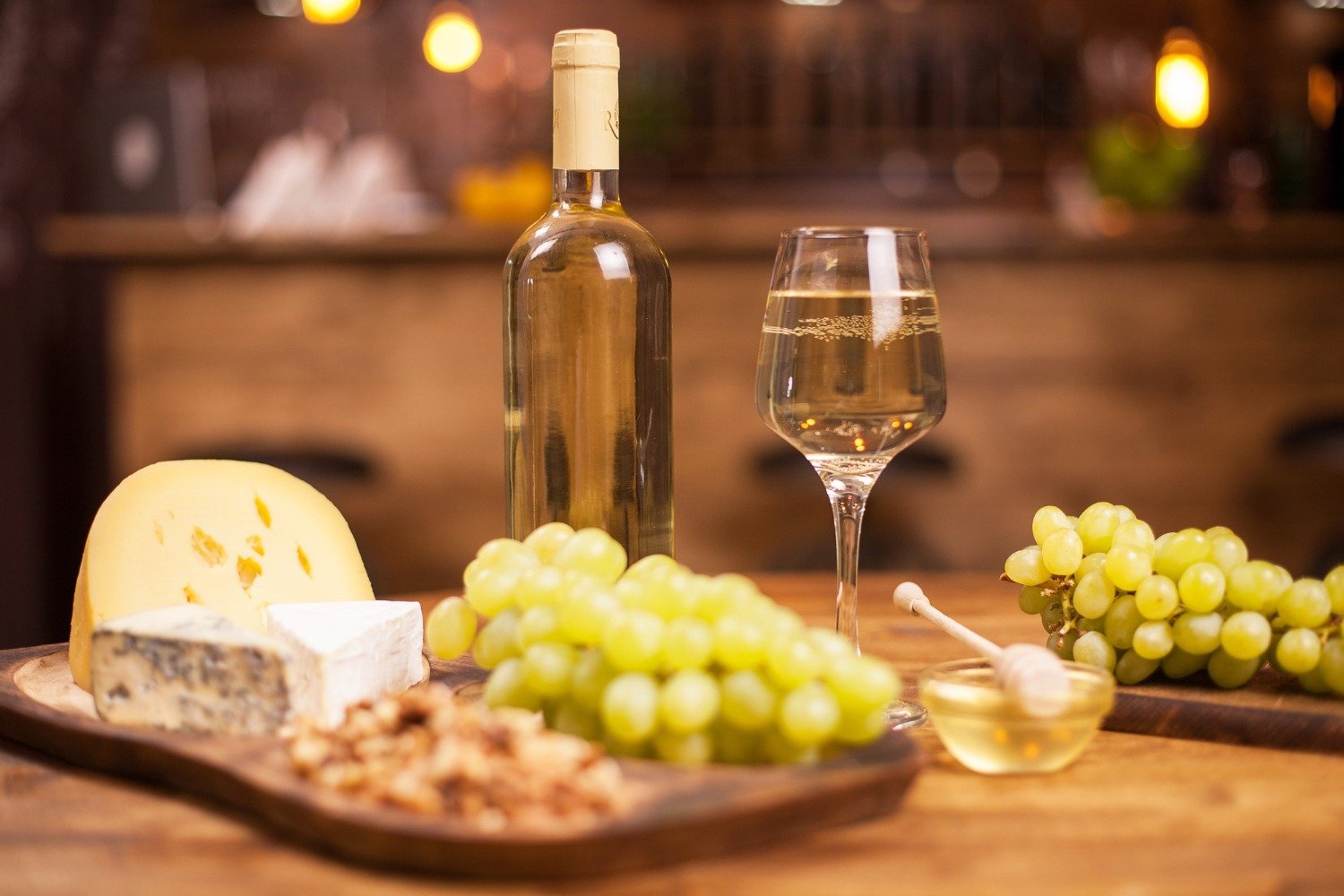 Gustări simple și savuroase pentru serile de iarnă: Wine & Cheese – patru idei de aperitive pentru o seară relaxantă lângă șemineu, acompaniate de vin și delicatese rapide