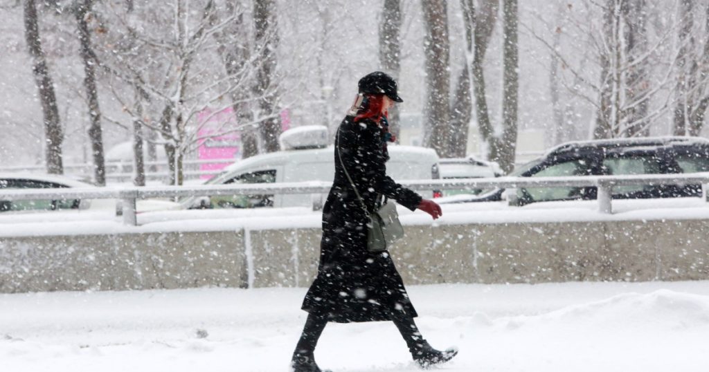 Vreme extremă în România. ANM a revizuit prognoza: coduri roșu, portocaliu și galben de ninsori și viscol pentru multe zone. VIZUALIZAȚI HARTĂ.