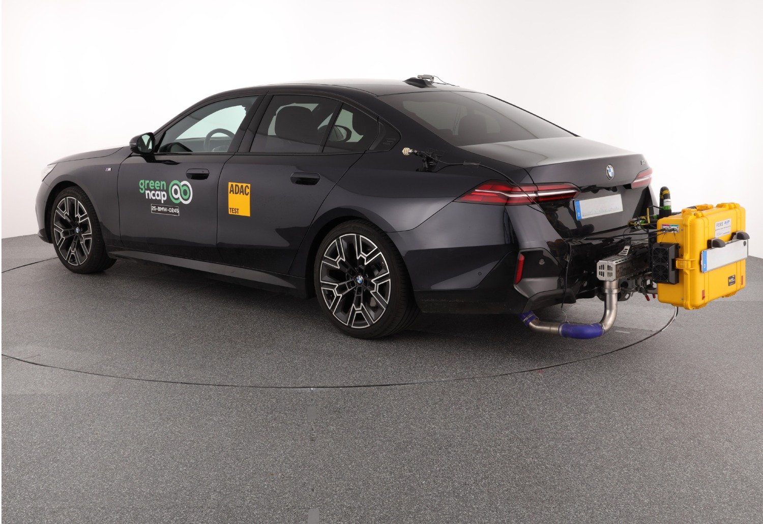Programul GreenNCAP scoate la iveală discrepanțe semnificative între testele oficiale ale automobiliștilor și performanța reală a vehiculelor pe drum Este un moment de cotitură pentru industria auto europeană și pentru consumatori, odată cu publicarea rezultatelor celor mai recente teste ale programului GreenNCAP, o inițiativă menită să evalueze impactul real al vehiculelor asupra mediului și costurile de utilizare