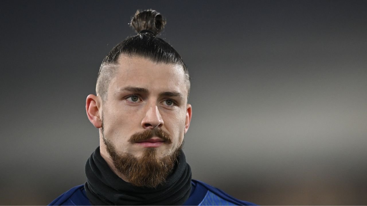 Dragusin revine în prim-planul fotbalului britanic Fundașul român Andrei Dragusin, în vârstă de 23 de ani, a reușit să capteze atenția în această perioadă de mercato, odată cu revenirea sa pe teren, după o absență de 11 luni cauzată de o accidentare devastatoare