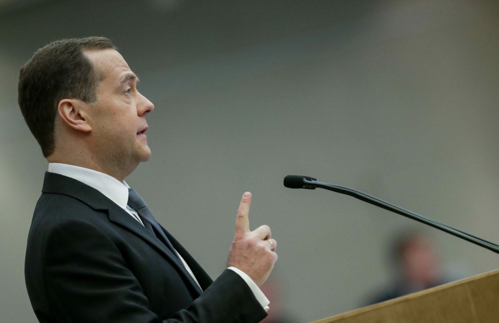 Medvedev amenință cu moartea președintele ucrainean, acuzații dure și retorică tensionată în contextul războiului Fostul președinte rus Dmitri Medvedev, actualmente vicepreședinte al Consiliului de Securitate al Rusiei, a declanșat din nou o avalanșă de tensiuni și controverse printr-un mesaj plin de vehemență la adresa liderului de la Kiev