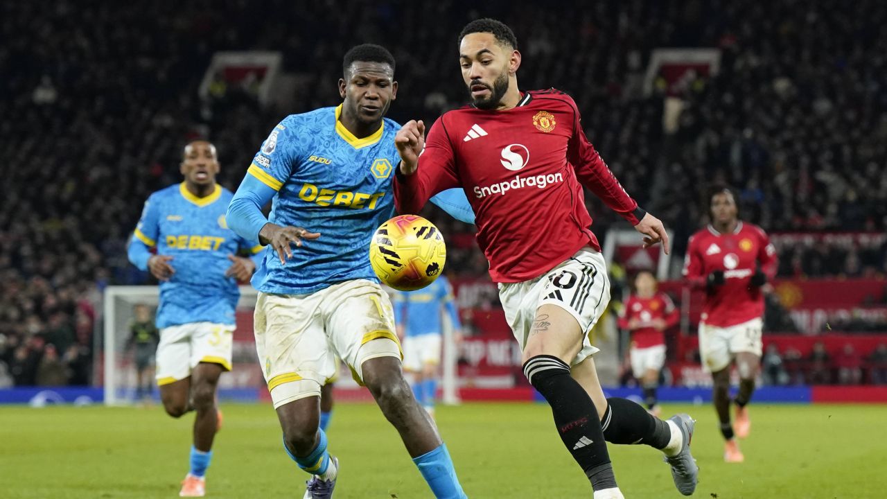 Manchester United, o remiză dezamăgitoare cu Wolves în Premier League Manchester United a reușit doar o remiză, scor 1-1, cu Wolverhampton Wanderers într-un meci tensionat din etapa a 19-a a Premier League