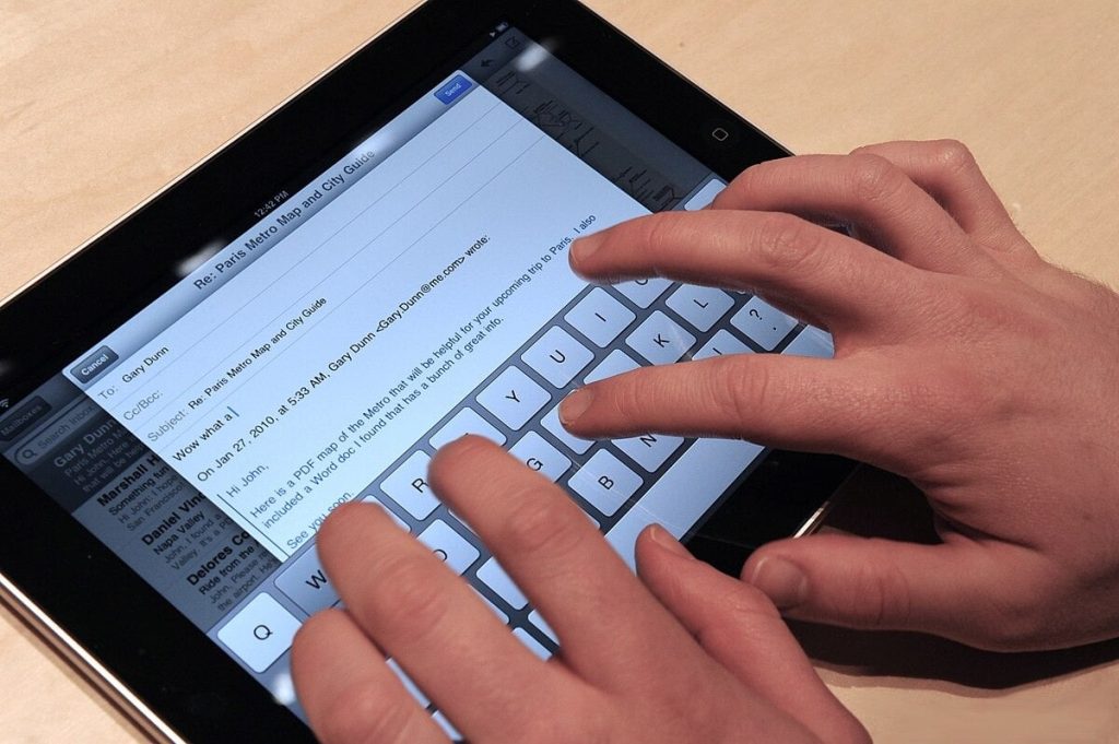 Transformarea iPad-ului în laptop cu tastatură și trackpad