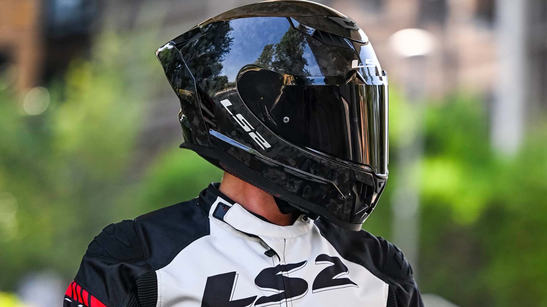 Casca de motociclist, mai mult decât un accesoriu: siguranță, stil și confort la intersecție Pentru mulți pasionați de motociclism, echipamentul de protecție nu reprezintă doar o chestiune de obligație legală, ci o prioritate esențială pentru siguranță și confort în timpul fiecărei curse sau plimbări