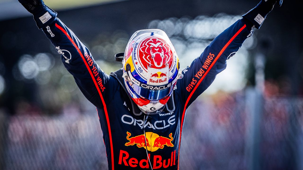 Max Verstappen, alegerea directorilor de echipă ca cel mai bun pilot al anului În ciuda faptului că titlul mondial la Formula 1 i-a scăpat printre degete în acest sezon, olandezul Max Verstappen a reușit să-și asigure un loc de frunte în istoria sportului