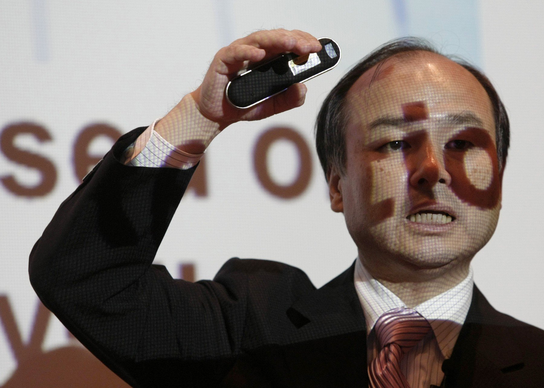 SoftBank vindească participația la Nvidia, un gest de tumult în lumea tehnologiei și a investițiilor în inteligența artificială Într-adevăr, începutul lunii noiembrie 2025 a fost marcat de o veste șocantă pentru Wall Street și pentru sectorul tehnologic mondial: gigantul japonez de investiții SoftBank a decis să își vândă întreaga participație la Nvidia, un step care a atras priviri curioase și tensiuni în piață