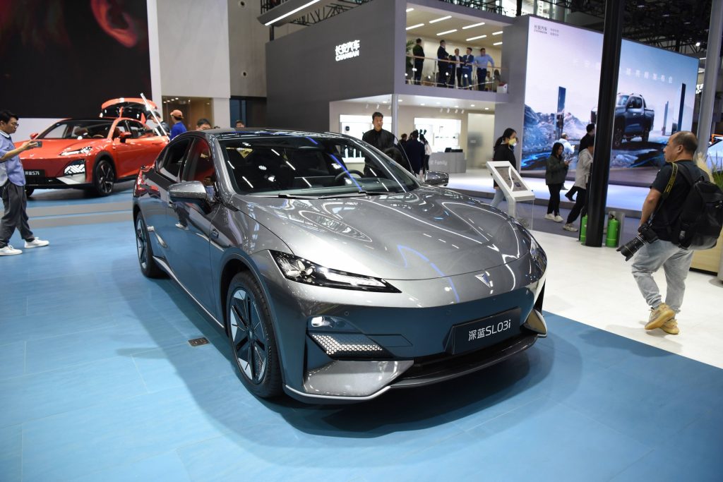 China autorizează pentru prima dată două mașini electrice cu conducere automată de Nivel 3