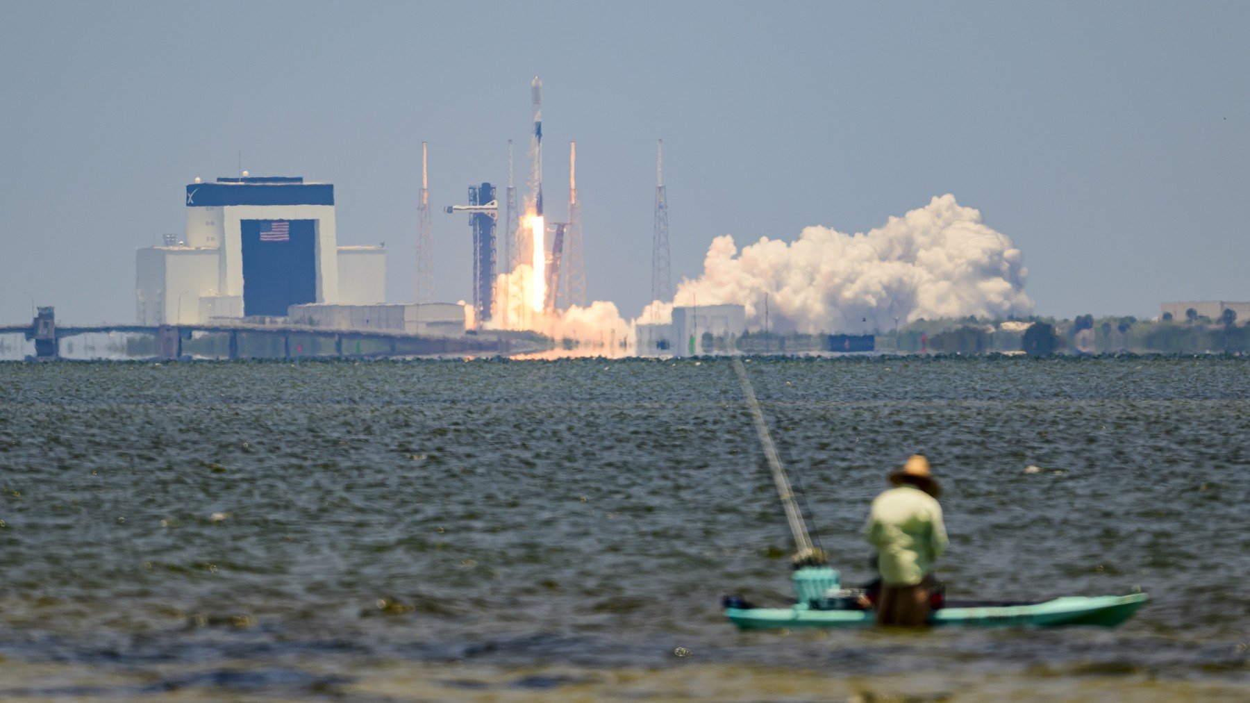 China a ajuns de curând în centrul unui nou conflict tehnologic, după ce un grup de cercetători a publicat în revista științifică Systems Engineering and Electronics un studiu revelator despre o potențială metodă de a perturba sistemul de comunicații din spațiu al sateliților Starlink, creație a companiei SpaceX a lui Elon Musk