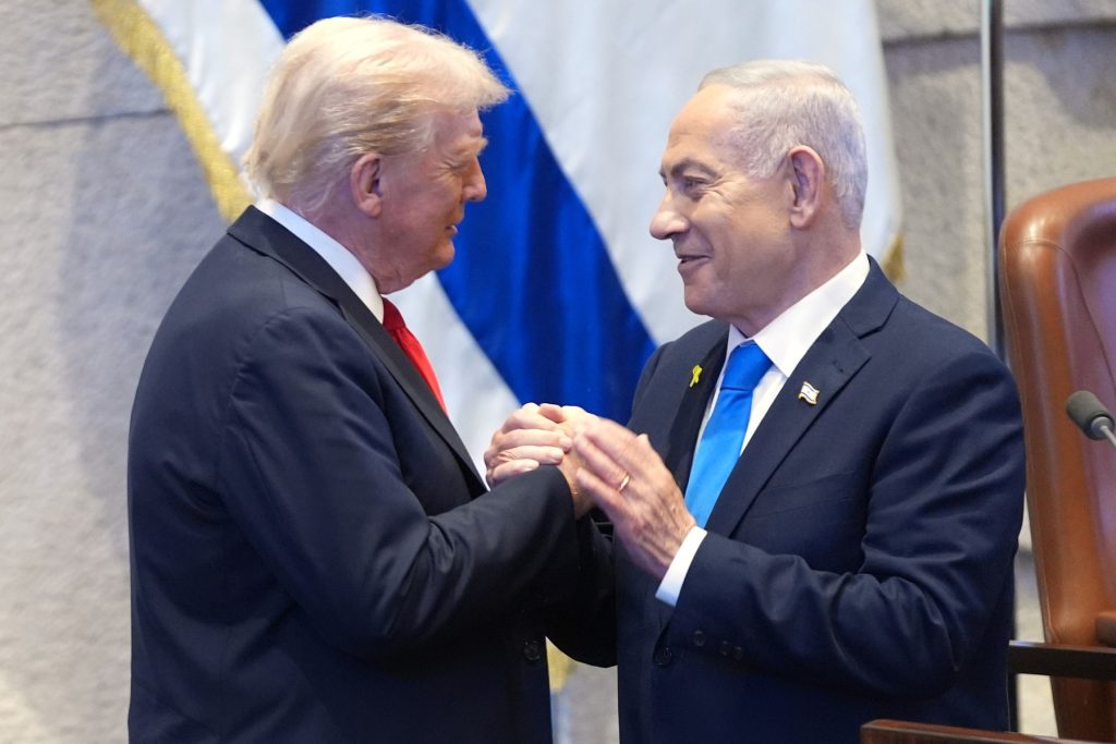 Președintele Donald Trump și-a exprimat luni dezamăgirea profundă și nemulțumirea în legătură cu acuzațiile recente ale Rusiei, potrivit cărora Ucraina ar fi încercat să atace una dintre reședințele președintelui Vladimir Putin din nordul Rusiei