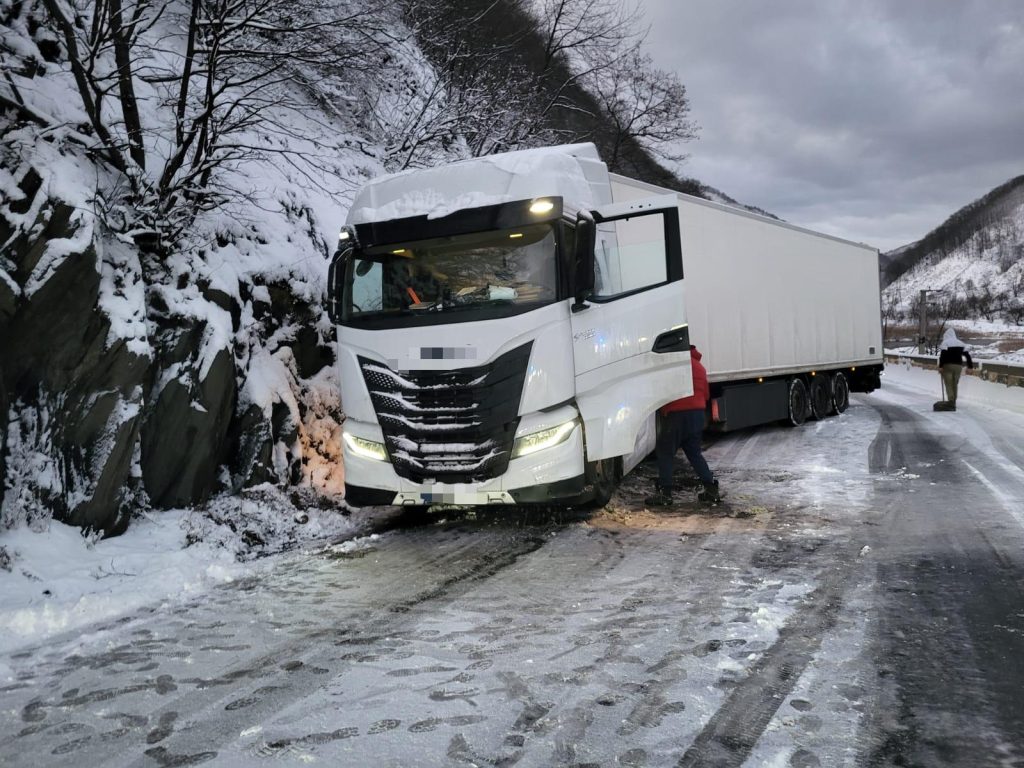 Traficul pe Valea Oltului devine tot mai critic, din cauza ninsorilor abundente și a autocamioanelor avariate, care blochează riguroasele drumuri din această zonă strategică a ţării