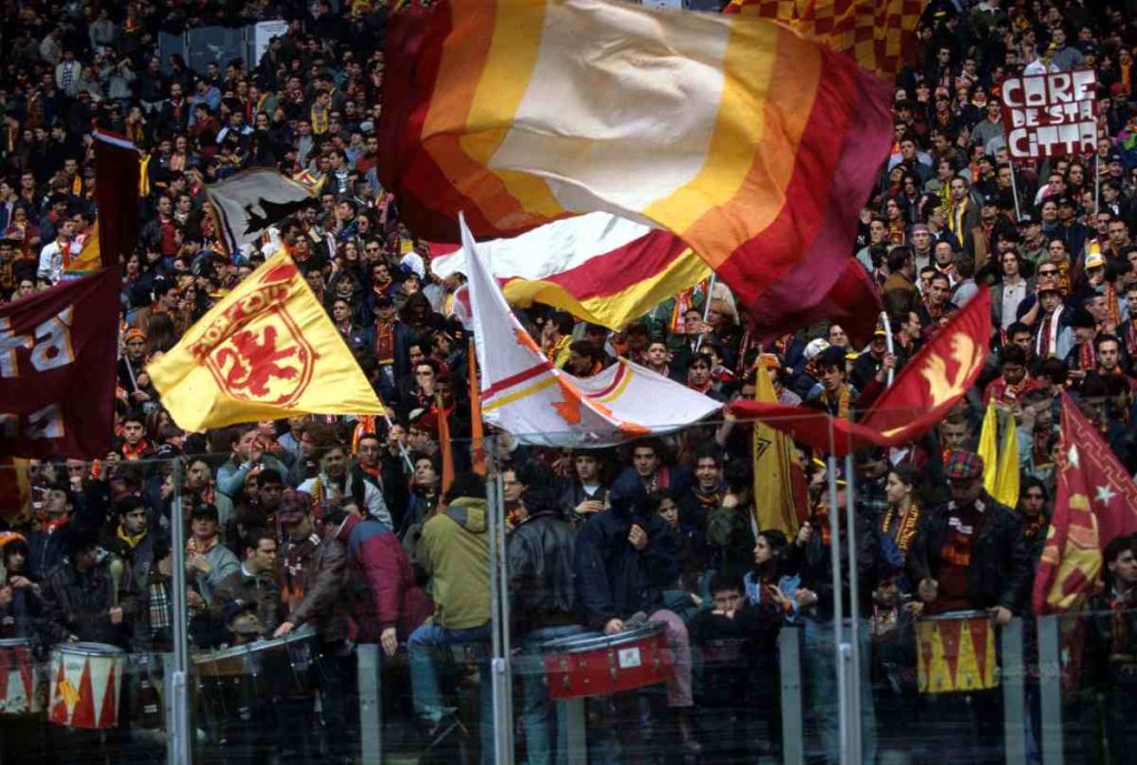 Sărbătorirea legendelor giallorosse: De la eroi pe teren la adversari ROMA – Amedeo Amadei, Ciccio Cordova, Agostino Di Bartolomei, Roberto Pruzzo și Daniele De Rossi: cinci nume mari legate indisolubil de istoria clubului AS Roma, care nu doar că au îmbrățișat culorile galben-roșii, dar au ajuns și să joace împotriva echipei care le-a marcat carierele