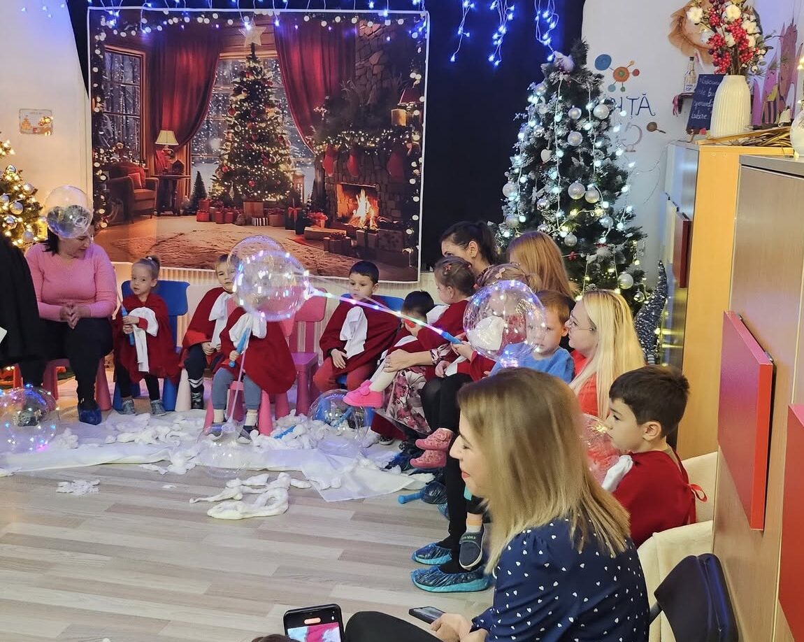 Crăciun fără frontiere la Grădinița „Puky” din Târgu Mureș Crăciunul a fost sărbătorit într-un mod inedit la Grădinița „Puky” din Târgu Mureș, unde copiii au demonstrat că spiritul sărbătorilor nu cunoaște granițe