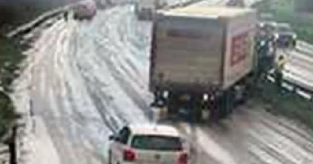 Alertă de vreme severă afectează traficul din nordul Țării Un alertă galbenă de ninsoare și gheață a fost emisă astăzi pentru regiunile din nord, provocând haos pe drumurile din Gwynedd, Conwy, Denbighshire, Flintshire și Wrexham