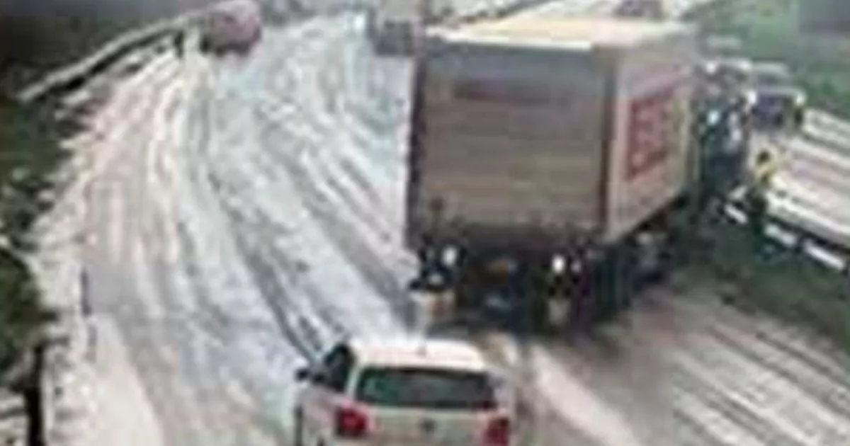 Alertă de vreme severă afectează traficul din nordul Țării Un alertă galbenă de ninsoare și gheață a fost emisă astăzi pentru regiunile din nord, provocând haos pe drumurile din Gwynedd, Conwy, Denbighshire, Flintshire și Wrexham