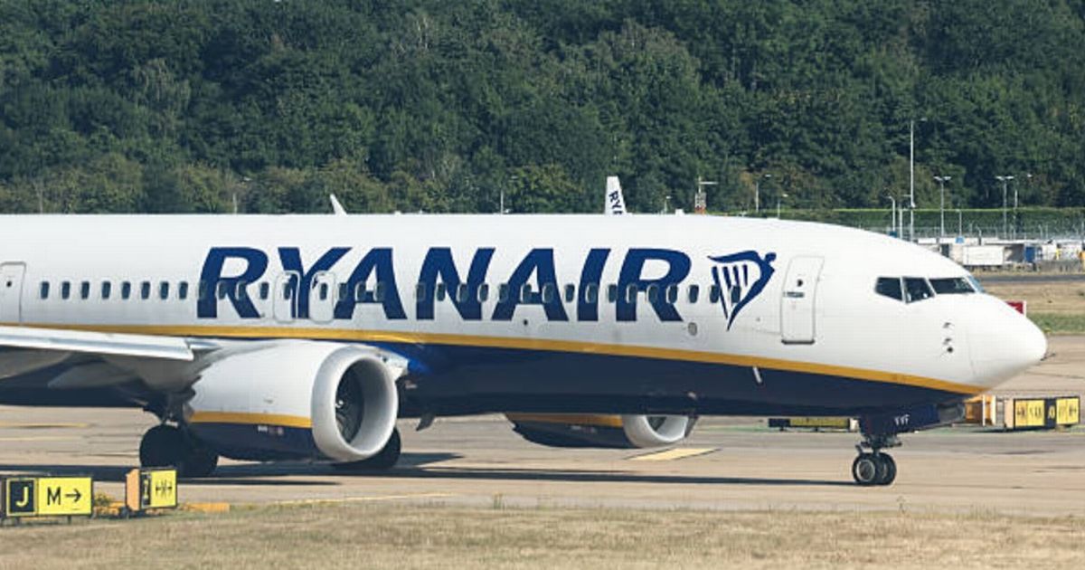 Incident în aer: Un zbor Ryanair se întoarce la Birmingham Un zbor Ryanair cu destinația Tenerife a fost nevoit să se întoarcă la Birmingham după ce a întâmpinat o turbulență severă, lăsând pasagerii în stare de șoc