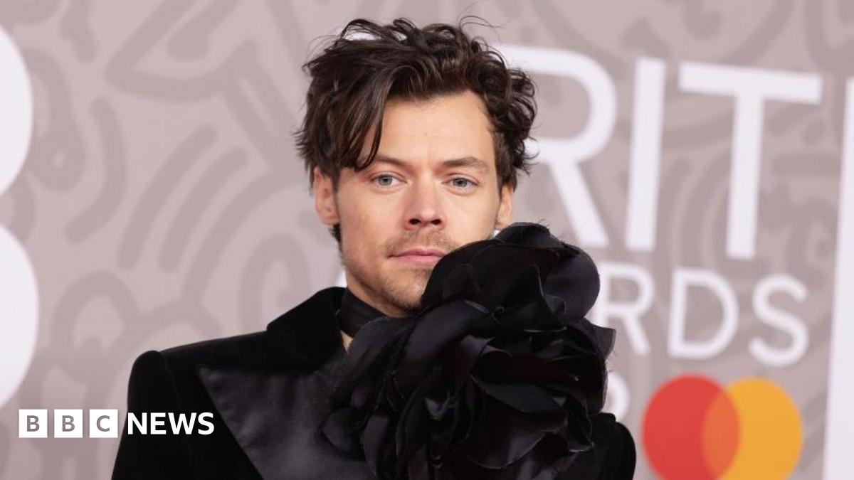 Harry Styles stârnește încurcătură în rândul fanilor cu un mesaj criptic Harry Styles a reușit din nou să atragă atenția fanilor săi cu o frază misterioasă – „we belong together” –, care le-a dat de gândit și a stârnit speculații cu privire la un posibil nou proiect muzical