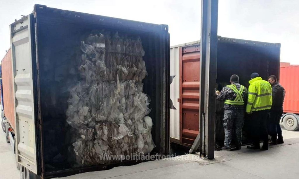 Contrabanda cu deșeuri, interceptată de autoritățile din Constanța: două containere cu materiale suspecte din Tunisia, ridicate de polițiștii de frontieră În ultima perioadă, autoritățile române au intensificat eforturile pentru combaterea traficului ilegal cu deșeuri, într-un context în care amenințările legate de protecția mediului devin tot mai grave