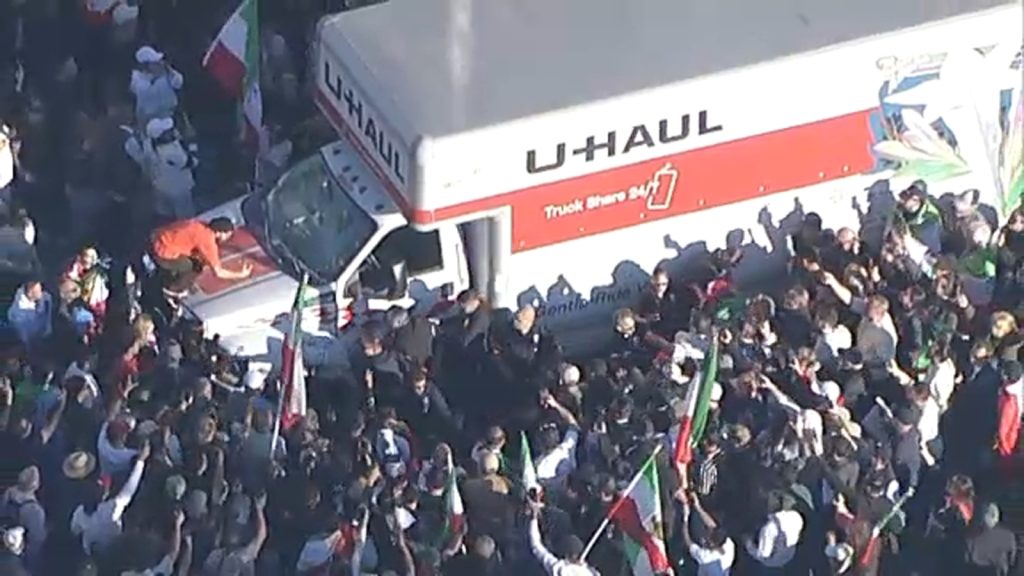 Haos pe străzile din Westwood: Protestele prorăstoare devin violente Un protest ce a început într-o atmosferă liniștită în Westwood, Los Angeles, s-a transformat rapid într-un episod haotic duminică după-amiază, când un camion U-Haul a avansat spre mulțimea de demonstranți adunați în fața clădirii federale