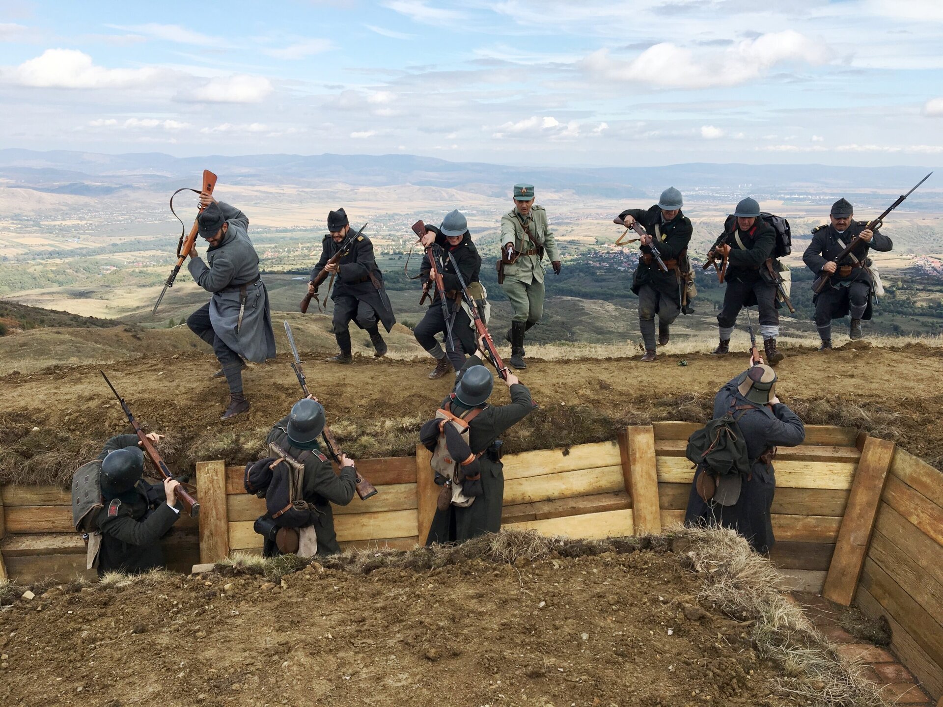 Mircea Stoica, inginer de formație și pasionat de istoria militară a României, este figura emblematică din spatele Asociației Tradiția Militară, cel mai vechi nucleu de reconstituire istorico-militară a secolelor XIX-XX din țară