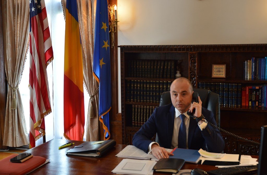 Ambasadorul României în SUA sprijină intervenția în Venezuela: „Regimul lui Maduro trebuie schimbat” Diplomația românească se implică activ în dezbaterea globală privind criza politică din Venezuela, iar poziția ambasadorului Andrei Muraru capătă o nuanță clară de sprijin pentru intervențiile americane în această țară