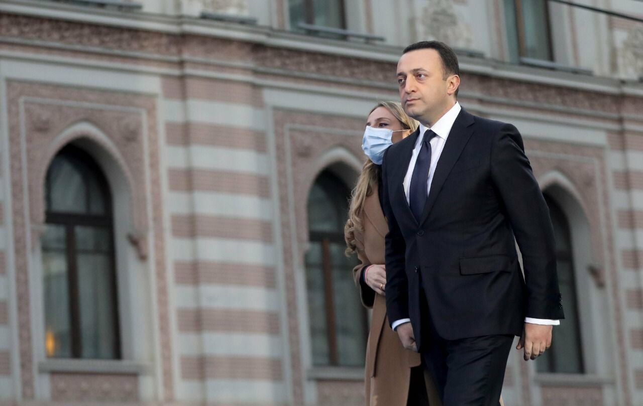 Fostul prim-ministru al Georgiei, Irakli Garibaşvili, condamnat la cinci ani de închisoare pentru spălare de bani Justiția georgiană a emis luni o sentință care a stârnit reacții în întreaga țară și nu numai: fostul prim-ministru Irakli Garibaşvili, o figură proeminentă în peisajul politic al Georgiei din ultimii ani, a fost condamnat la cinci ani de detenție pentru acuzații de spălare de bani