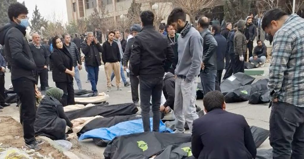 Zeci de corpuri descoperite în morgă, Iranul trăiește o apocalipsă Un număr alarmant de peste 200 de corpuri au fost găsite într-un centru de medicină legală din Kahrizak, în apropierea Teheranului, în urma violențelor izbucnite din cauza crizei economice devastatoare din Iran