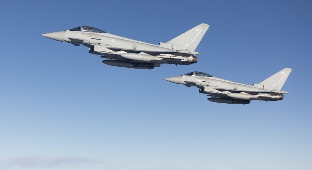 Regatul Unit și Franța cooperează pentru un atac comun în Siria, vizând o uzină suspectată de activități teroriste Sâmbătă seara, o operațiune militară comună între Regatul Unit și Franța a zguduit scena conflictului din Siria