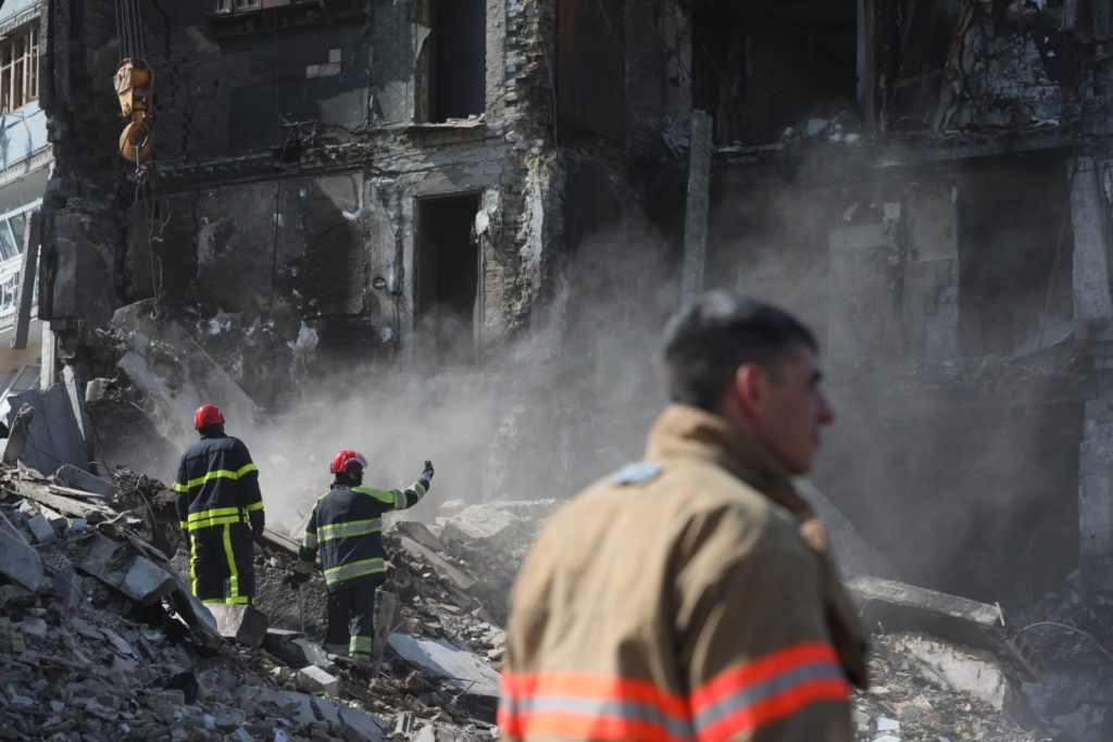 Orașul Harkov, scena unui nou masacru ucrainean: două morți și zeci de răni în urma atacurilor rusești Un incident tragic petrecut vineri după-amiază în orașul ucrainean Harkov scoate la iveală, din nou, brutalitatea conflictului din estul Ucrainei