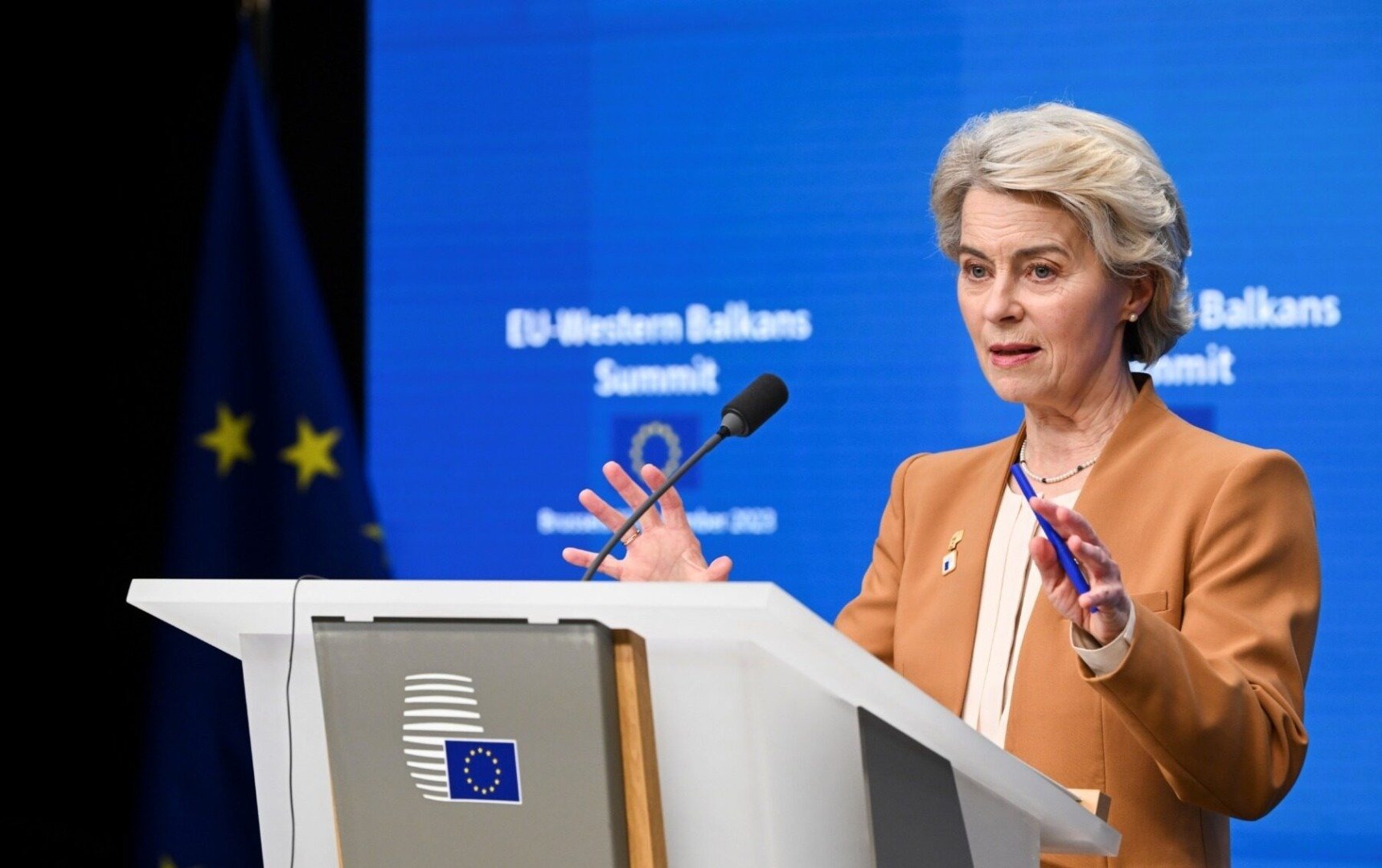 Ursula von der Leyen face apel la independența economică a Europei, în contextul turbulențelor geopolitice din ultima perioadă Pe scena geopoliticii actuale, Europa pare să fie într-o poziție delicată, încercând să își păstreze echilibrul între influențele externe tot mai volatile
