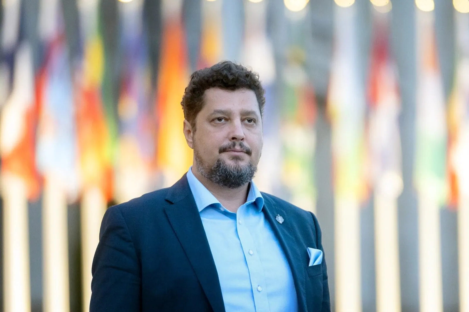 Protest în centrul capitalei: cântări legionare și controverse legate de legislația privind extremismul Un eveniment tensionat a avut loc joi seară în Piața Universității, unde câteva sute de participanți s-au adunat pentru a-și exprima opoziția față de Legea Vexler, într-un spectacol care a stârnit deja controverse aprinse în spațiul public