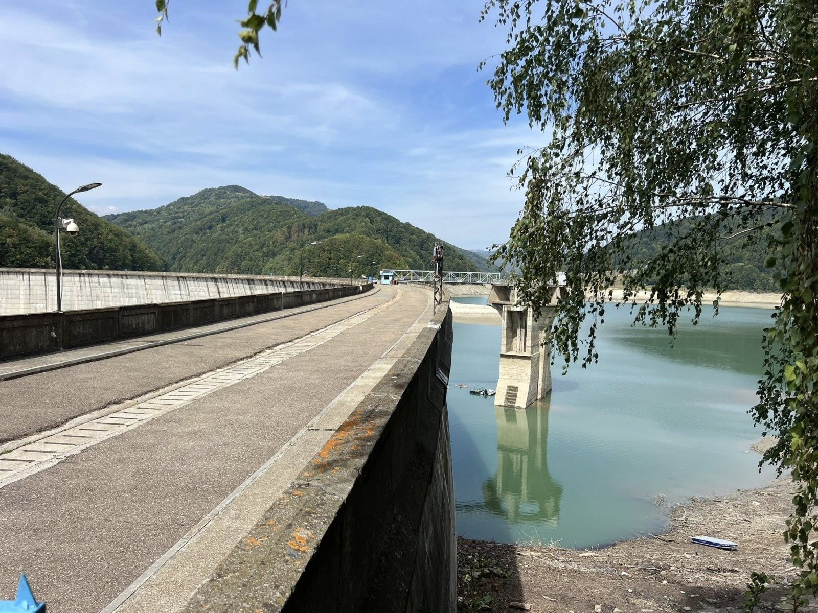 Guvernul României a aprobat oficial indicatorii tehnico-economici pentru cel mai recent proiect de dezvoltare a infrastructurii de apă, o inițiativă menită să reabiliteze sistemul de gestionare a resurselor hidrovițale din zona Doftana, județul Prahova